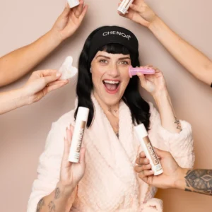 Chenoa Bandeau - esmee van kampen met bandeau en chenoa skincare producten